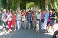 Grupa seniorów na spotkaniu pt. Szczęśliwi w Tańcu w Parku Szczytnickim