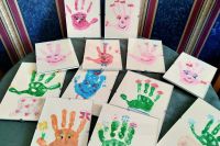 Na zdjęciu widać w oprawionych ramkach twórczość dzieci z motywem przewodnim „Przyjacielska dłoń”