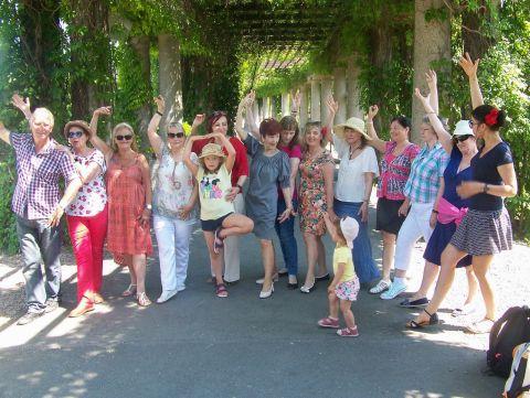 Grupa seniorów na spotkaniu pt. Szczęśliwi w Tańcu w Parku Szczytnickim