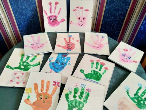 Na zdjęciu widać w oprawionych ramkach twórczość dzieci z motywem przewodnim „Przyjacielska dłoń”