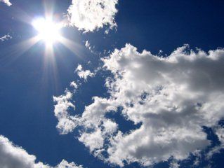 Komunikat - upały WCS - zdjęcie przedstawia niebo i chmury w słoneczną, żródło fot. Free bright sun Pictures | Royalty-Free | FreeImagespogodę