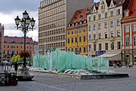 zdjęcie przedstawia fontannę na placu Gołębim we Wrocławiu 