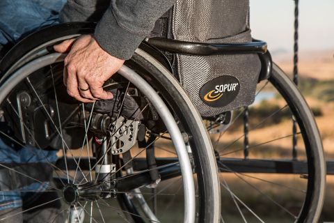 na zdjęciu osoba niepełnosprawna na wózku