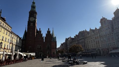 Na zdjęciu w pięknym słońcu na wprost widać Ratusz Wrocławski, po prawej stronie kamienice w rynku