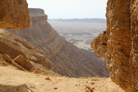na zdjęciu widać pustynię i wzniesienia 