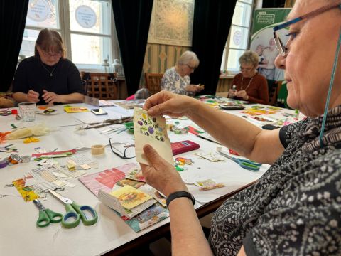 Na zdjęciu seniorzy w sali podczas warsztaów tworzenia wielkanocnych kartek świątecznych.