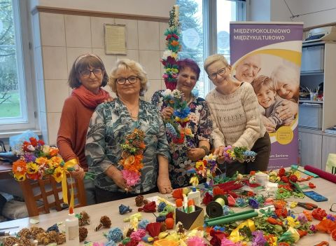 Cztery panie z grupy Aktywne Wrocławianki z palmami wielkanocnymi w dłoniach. 