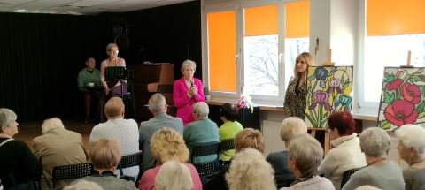 Wiele osób w sali podczas wernisażu prac plastycznych. 