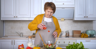 obrazek wprowazenie do Kalejdoskop Seniora - sezon III odcinek 10 / seniorka przygotowująca posiłek z warzyw