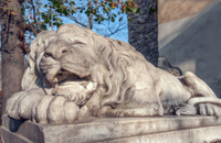 postać lwa - posąg z cmentarza orląt lwowskich