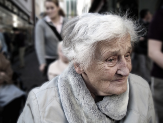 pixabay-seniorka-kobieta-w-siwych-wlosach-na-ulicy-