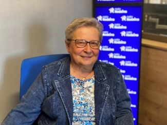 Kobieta na zdjęciu w studiu Radia Rodzina. 