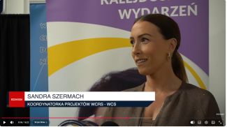Kadr z programu kalejdoskop seniora na którym widać koordynatorkę wydarzeń we Wrocławskim Centrum Seniora-WCRS.  