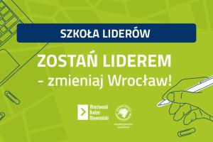 Zielony banner na którym jest napis: Szkoła liderów, zostań liderem - zmieniaj Wrocław.