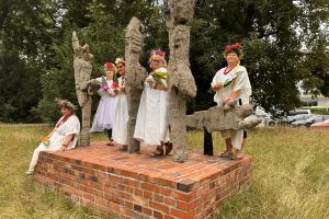 Aktywne Wrocławianki w strojach i wiankach w parku