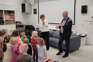 Na zdjęciu w bibliotece seniorzy i dzieci w ramach cyklu Poczytajki Babci i Dziadka w MBP filii nr 7.