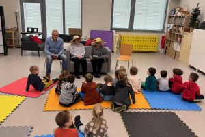 Seniorzy czytający książki dla dzieci w bibliotece.