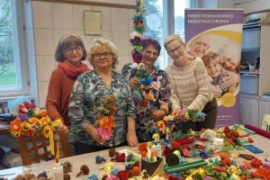 Cztery panie z grupy Aktywne Wrocławianki z palmami wielkanocnymi w dłoniach. 