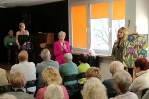 Wiele osób w sali podczas wernisażu prac plastycznych. 