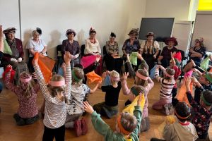  Dzieci i seniorki spotkanie międzypokoleniowe w sali  WCRS-Wrocławskie Centrum Seniora.