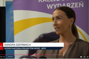 Kadr z programu kalejdoskop seniora na którym widać koordynatorkę wydarzeń we Wrocławskim Centrum Seniora-WCRS.  