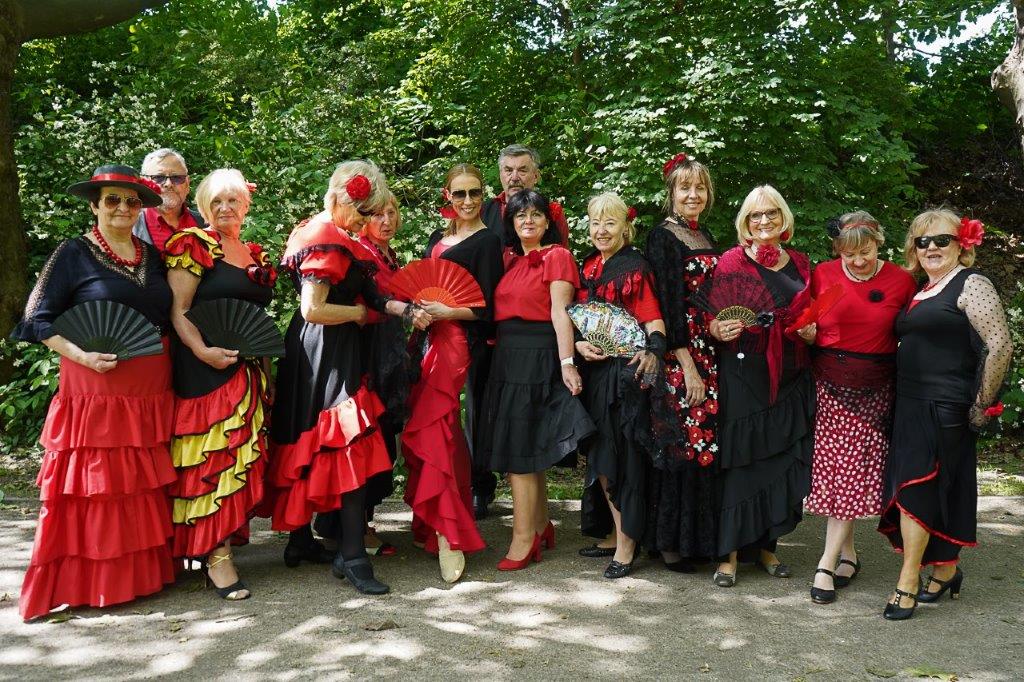 Na zdjęciu grupa taneczna. 