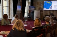 seniorzy w trakcie wykładu