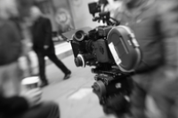 kamera kręcoca kadr na ulicy zdjęcie czarno-białe