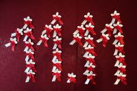 Na zdjęciu biało czerwone kokardy ułożone w cyfrę 11.11