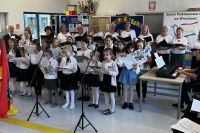 dzieci i seniorzy śpiewają