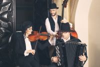 na zdjęciu trzech muzyków ze skrzypcami, kontrabasem i guzikówką