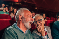 seniorzy w sali kinowej 