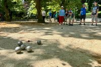 Trening w parku, gra w bule. 