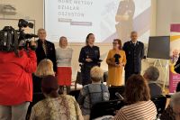 Zdjęcie przedstawia kilka osób na środku sali, podczas debaty społecznej. 