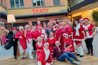 Zdjęcie grup tanecznych w na tle teatru Capitol.