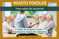 Plakat przedstawia pięć osób 65+ siedzących przy ławce wykładowej z młodą dziewczyną. 