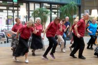 Taneczna Bitwa Pokoleń na dziedzińcu w Teatrze Muzycznym Capitol.