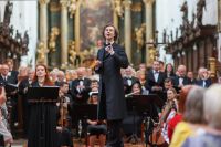 Koncert Pojednanie - wykonawcy, muzycy z dyrygentem.