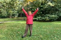 Teresa Tadeuszyk w parku z kijkami do nordic walking.