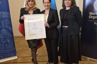Trzy kobiety, jedna z nich trzyma certyfikat. Pierwsza od lewej strony stoi Kamila Polańska WCS-WCRS, następnie Pełnomocnik Rządu do spraw Polityki Senioralnej Marzena Okła-Drewnowicz oraz Patrycja Karpicz Dyrektor Miejskiego Centrum Usług Socjalnych we Wrocławiu.