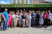 Na zdjęciu grupa seniorów i organizatorzy akcji Silverbus. 
