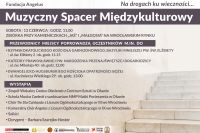 Grafika to poziomy plakat informujący o wydarzeniu kulturalnym pt. "Muzyczny Spacer Międzykulturowy", zorganizowanym przez Fundację Angelus. Plakat jest przejrzysty, utrzymany w stonowanej kolorystyce bieli, szarości i fioletu. W prawym dolnym rogu widoczne jest zdjęcie fragmentu jasnych, kamiennych schodów.