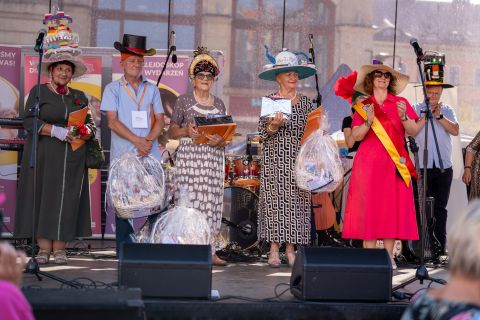 na zdjęciu laureaci konkursu "Kapeluszowy zawrót głowy"