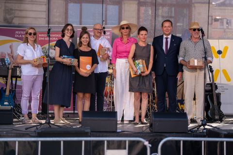 Na zdjęciu przedstawiciele instytucji nagrodzonych certyfikatami "Miejsca Przyjazne Seniorom"