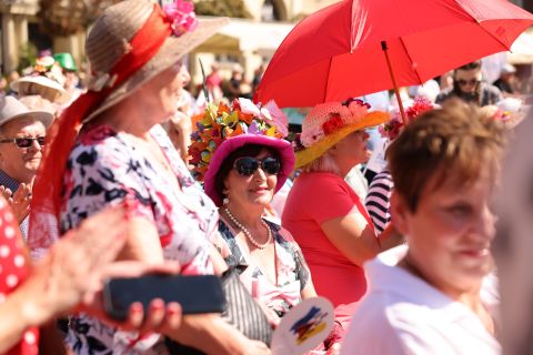 Słoneczna inauguracja Dni Seniora 2024! Panie w kapeluszach i z parasolkami.
