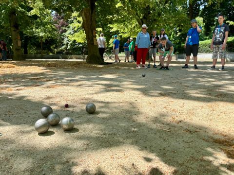 Trening w parku, gra w bule. 