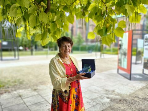 Na zdjęciu Ewa Rapacz, laureatka tytułu Przyjaciel Seniora 