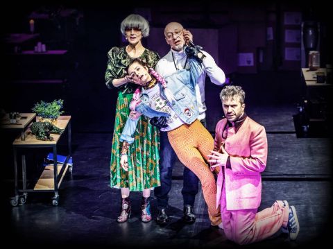 Zdjęcie aktorów na scenie w teatrze.