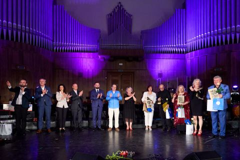 Zdjęcie wszystkich laureatów festiwalu piosenki wraz z organizatorem i partnerami.