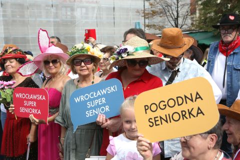 Seniorzy na placu solnym.